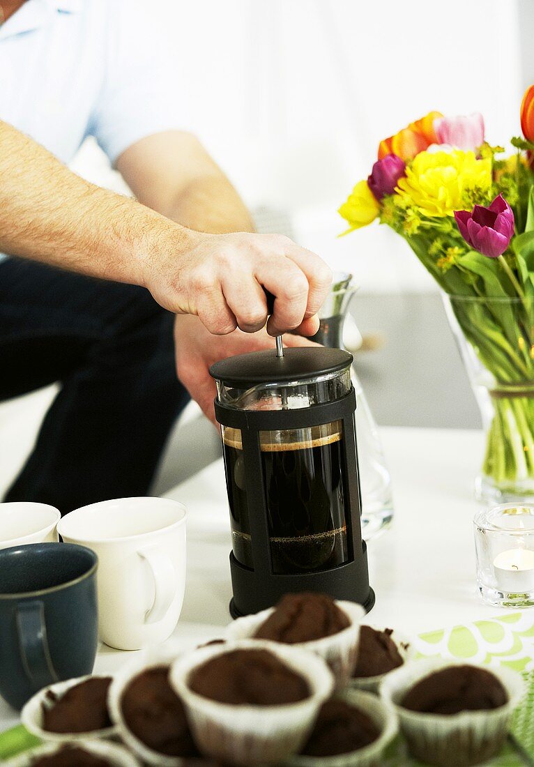 Mann bereitet Kaffee zu