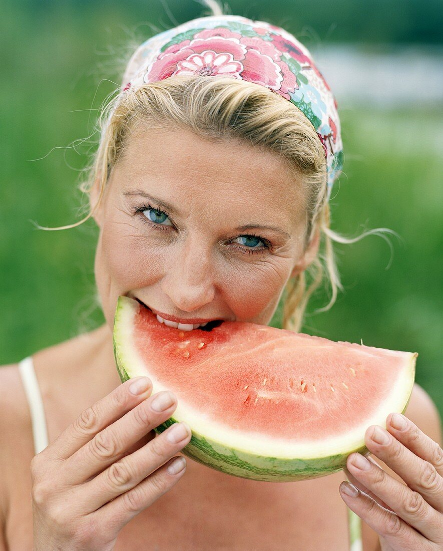 Frau isst Wassermelone