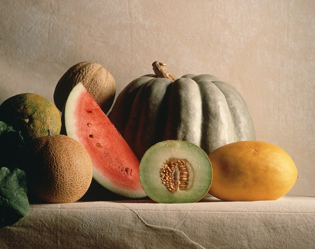 Stillleben mit verschiedenen Melonen