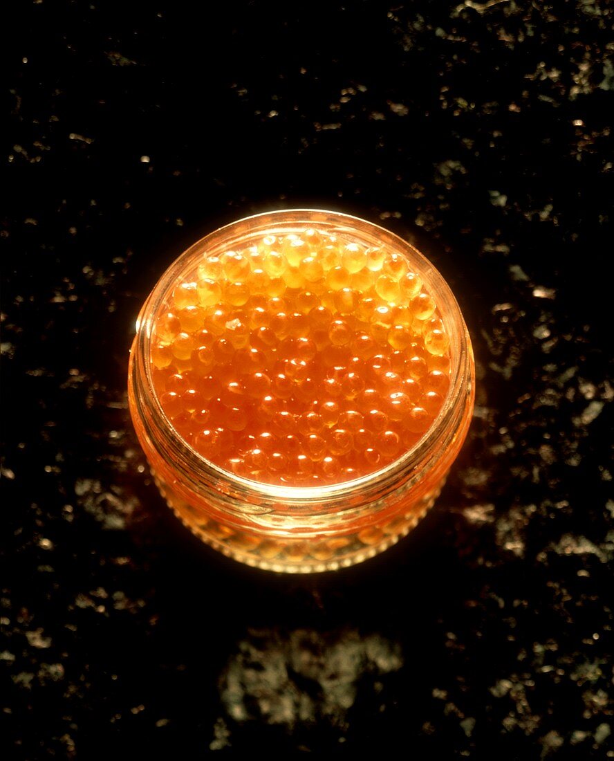 Ein geöffnetes Glas Lachskaviar
