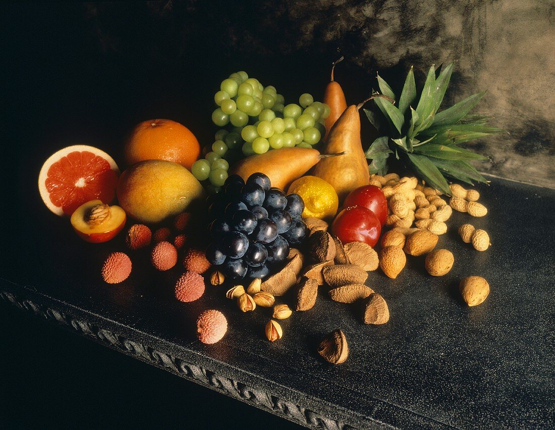 Früchte- & Nußstilleben auf Steintisch