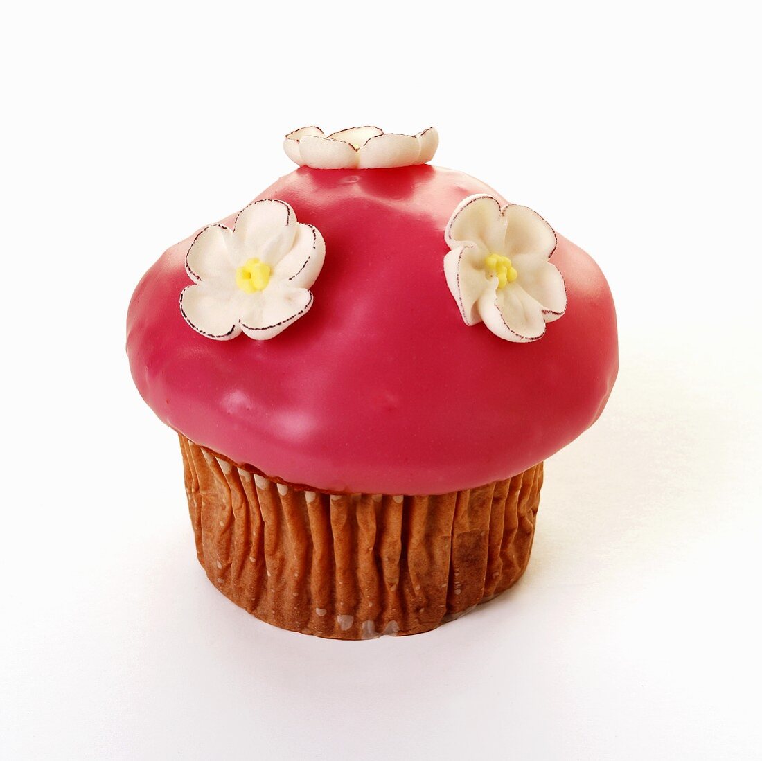 Muffin mit rosa Zuckerguss und Zuckerblüten