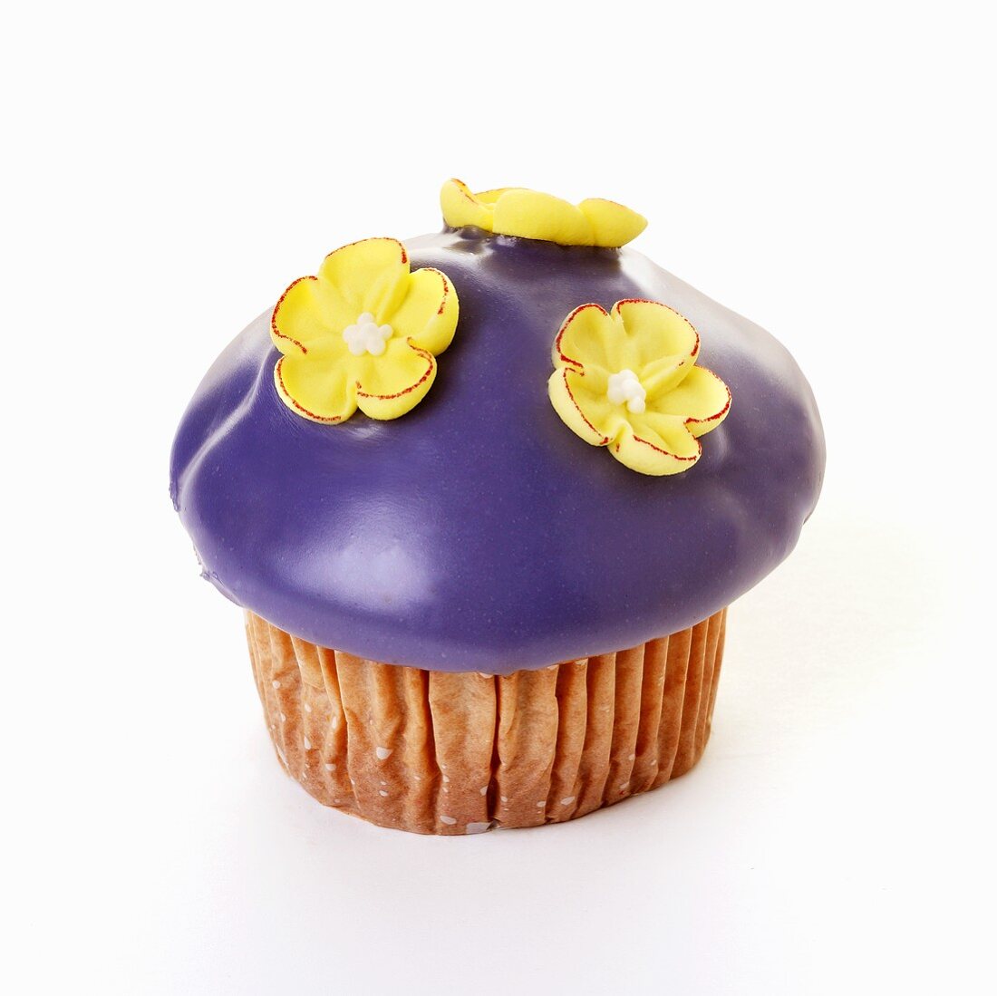 Muffin mit lila Zuckerguss und Zuckerblüten