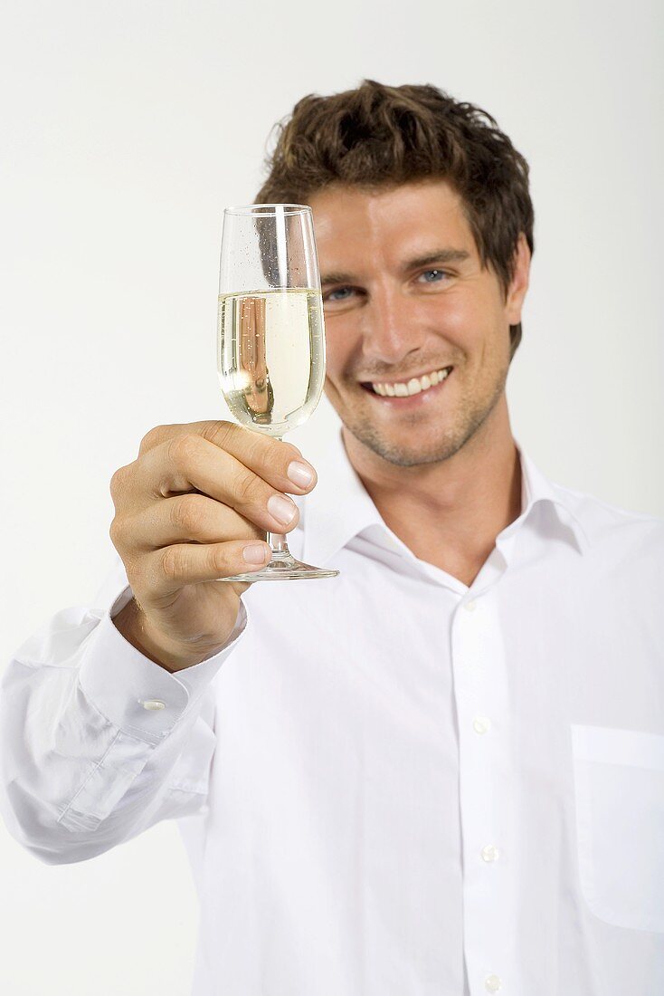 Junger Mann mit einem Glas Champagner