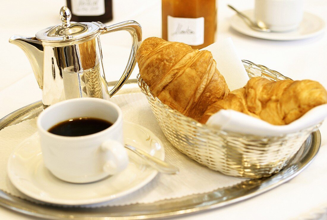 Frühstück mit Croissants, Kaffee und Marmelade