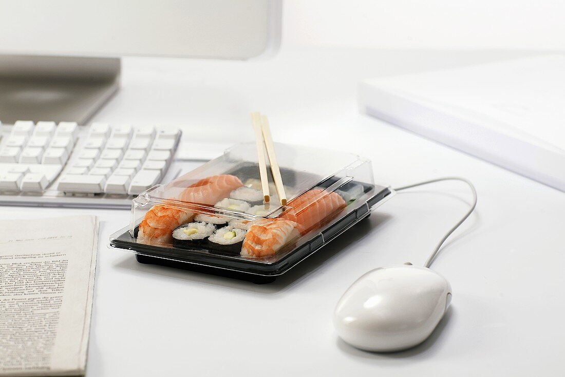 Sushi zum Lunch im Büro