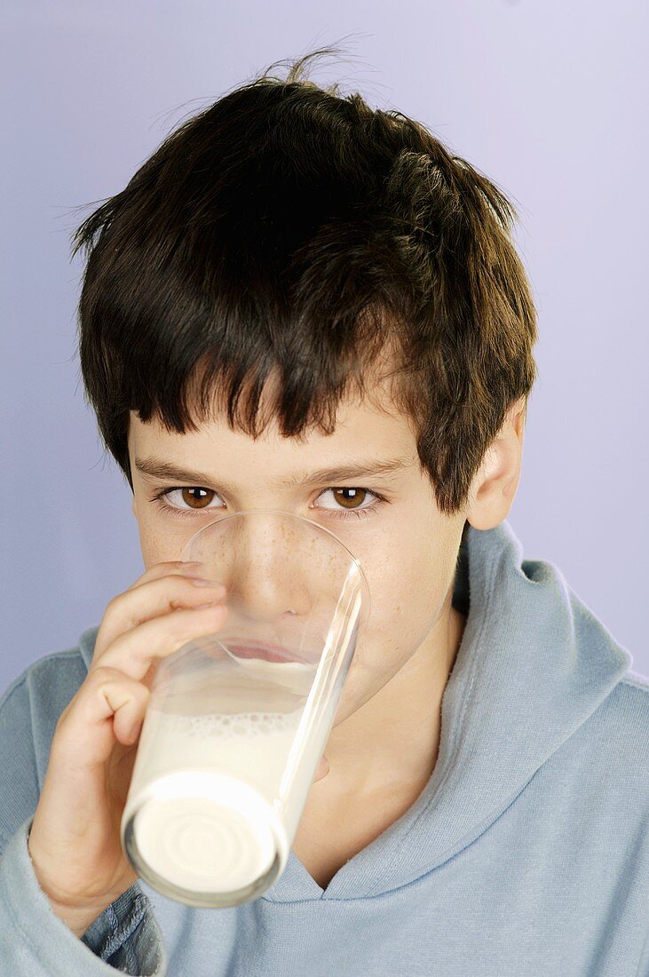 Junge trinkt Glas Milch