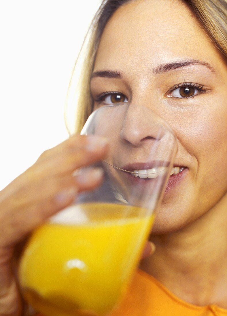 Frau trinkt Orangensaft