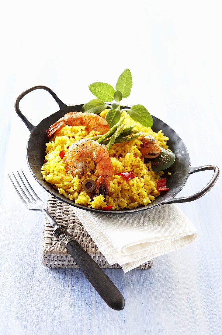 Paella mit Meeresfrüchten in Pfanne