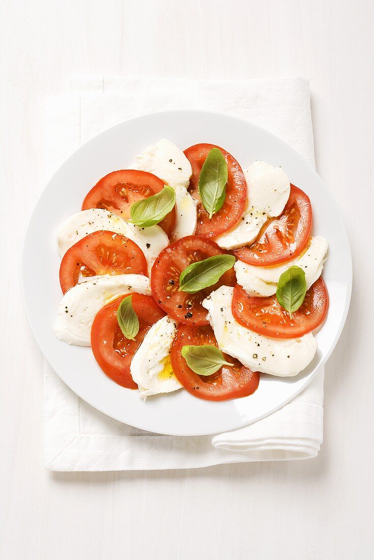 Tomaten mit Mozzarella und Basilikum