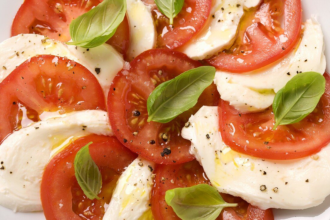 Tomaten mit Mozzarella und Basilikum (Ausschnitt)