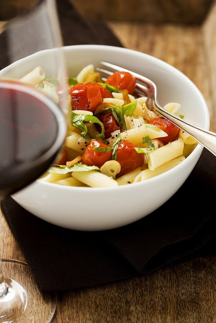 Penne mit Kirschtomaten, Basilikum und Knoblauch