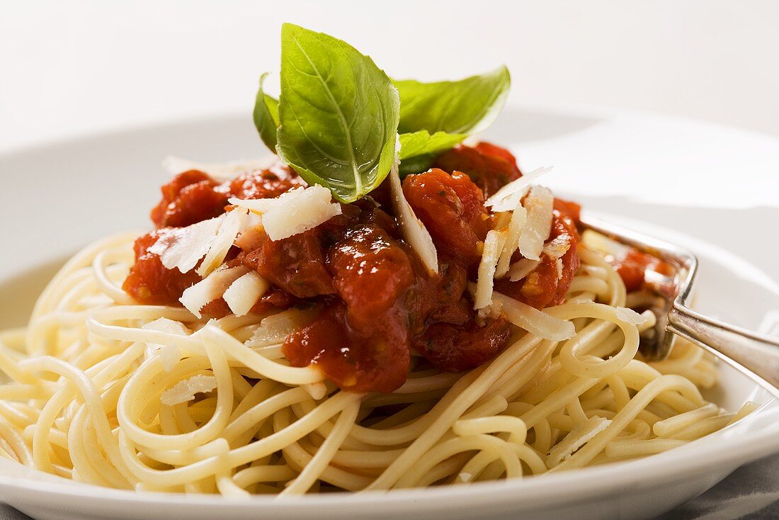 Spaghetti with tomato sauce and Parmesan (close-up)