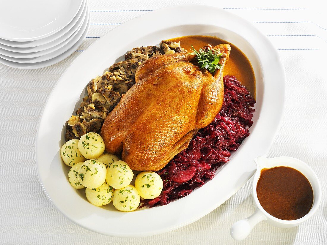 Gefüllter Gänsebraten mit Rotkohl und Klössen (Pommersche Art)