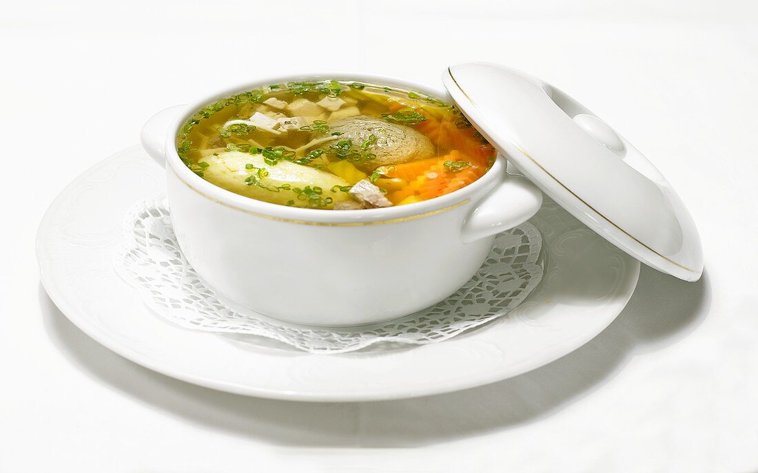 Wiener Suppentopf (clear broth with vegetables, semolina dumplings and liver dumplings)