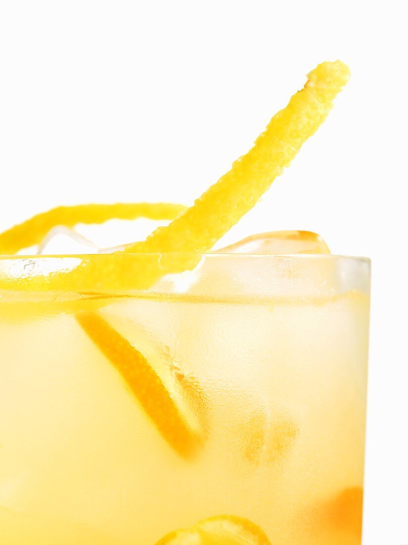 Cocktail mit Kumquats und Zitronenschale