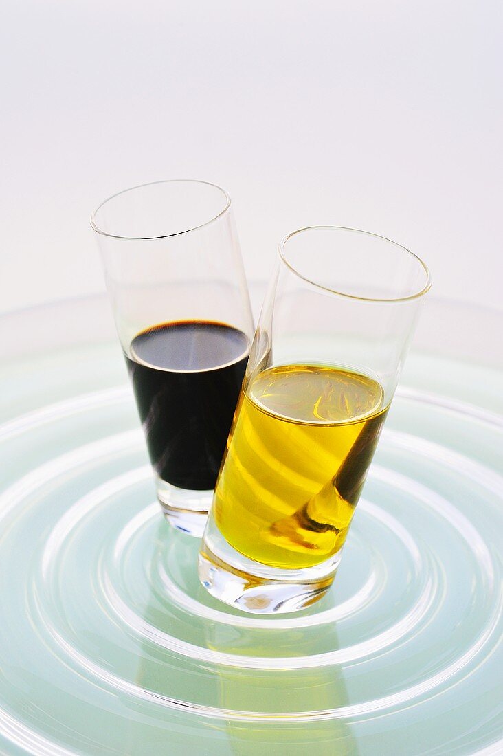 Olivenöl und Balsamico in zwei Gläsern