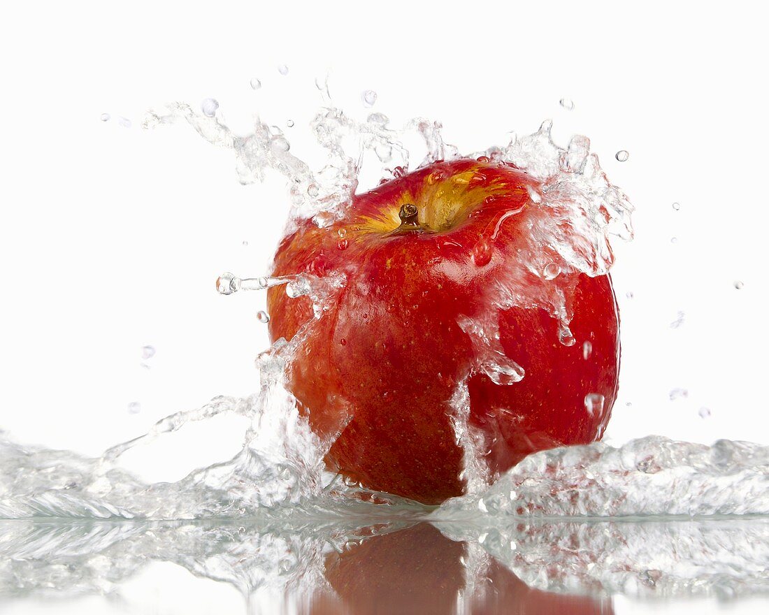 Roter Apfel, von Wasser umspült
