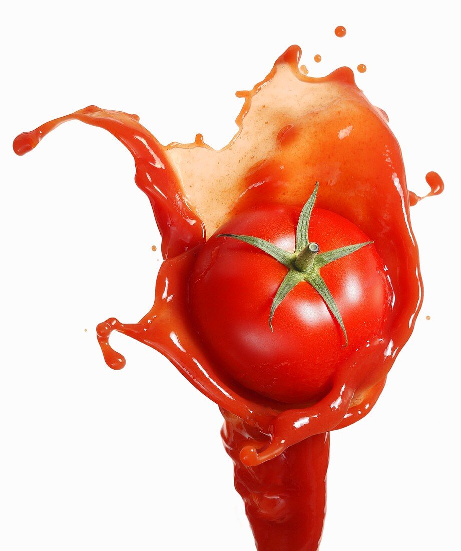 Tomate auf Ketchupsplash