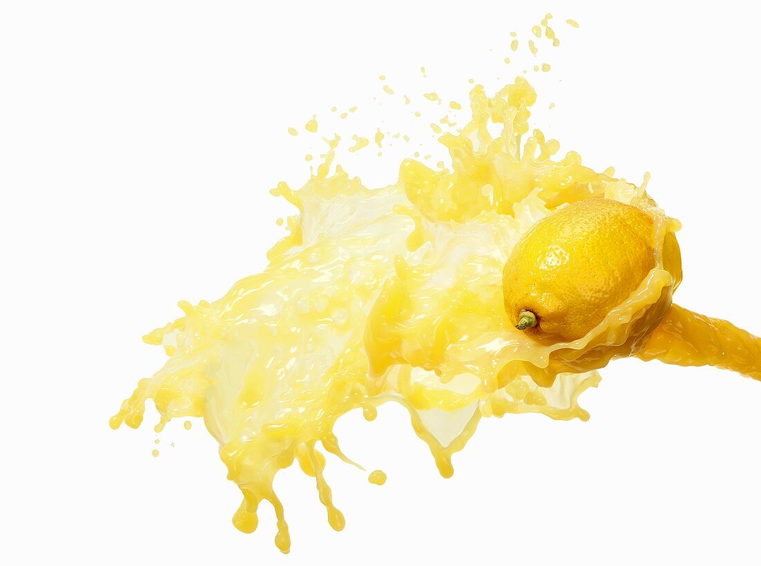 Zitrone, umspült von Zitronensaft