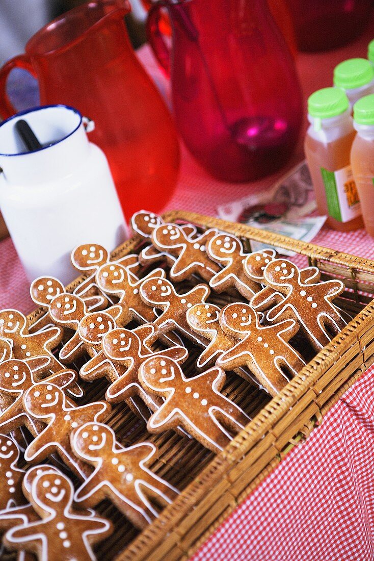 Lebkuchenmännchen in Reihen auf Korbtablett, Zutaten zum Verzieren