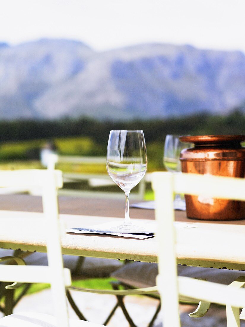 Weingläser auf Tisch vor Berglandschaft