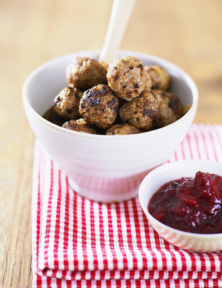 Hackbällchen mit Preiselbeermarmelade