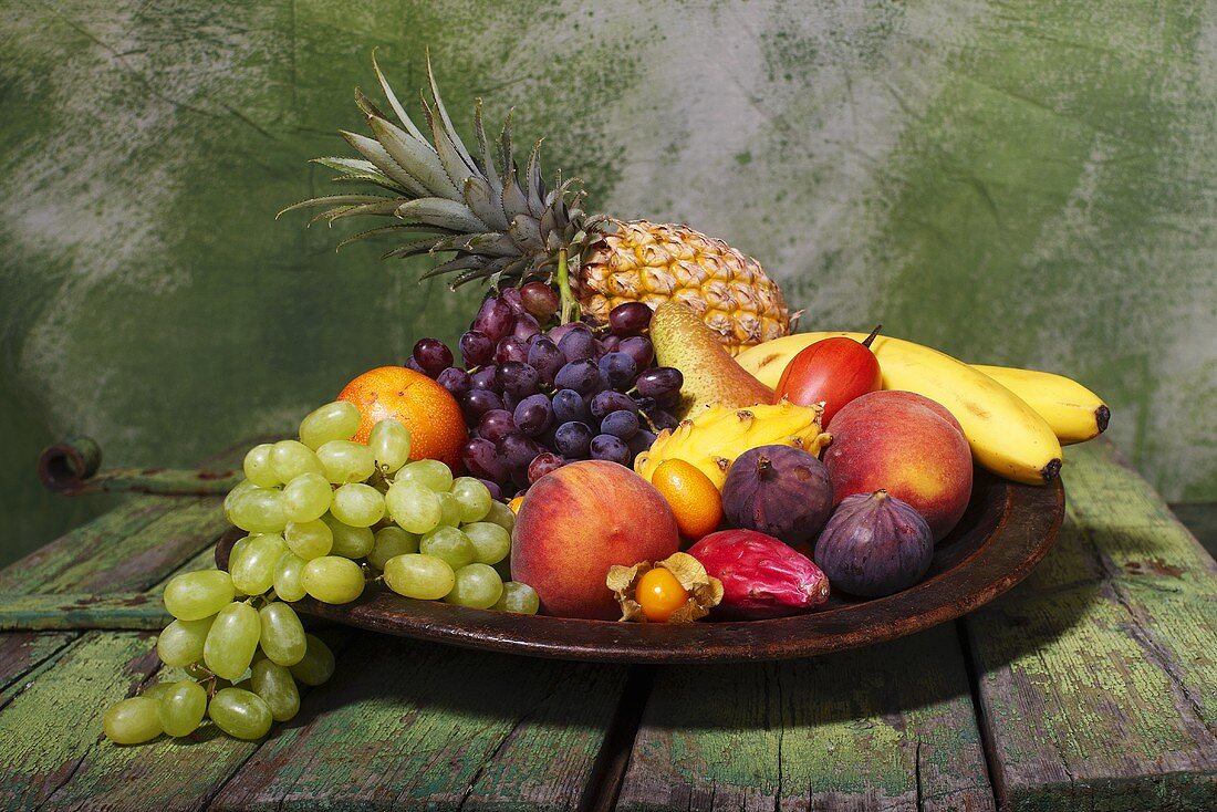 Früchteteller auf rustikalem Holztisch