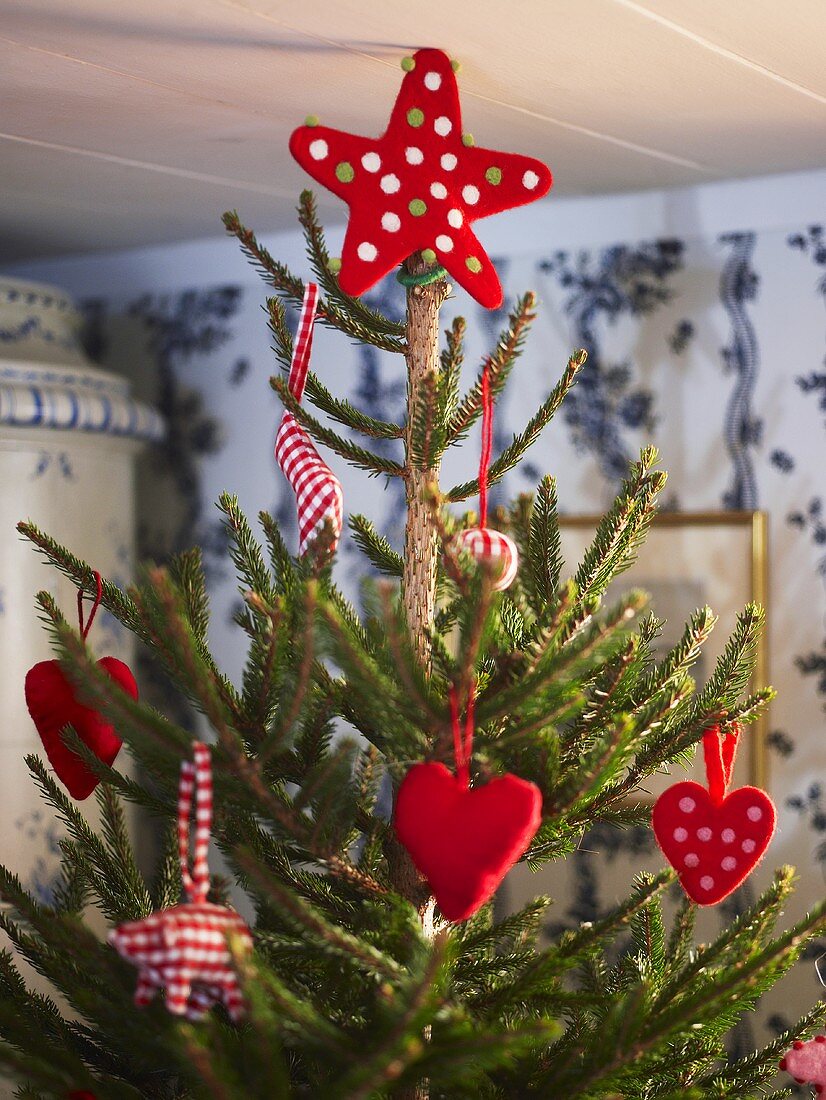 Christbaum mit roten Stoffanhängern