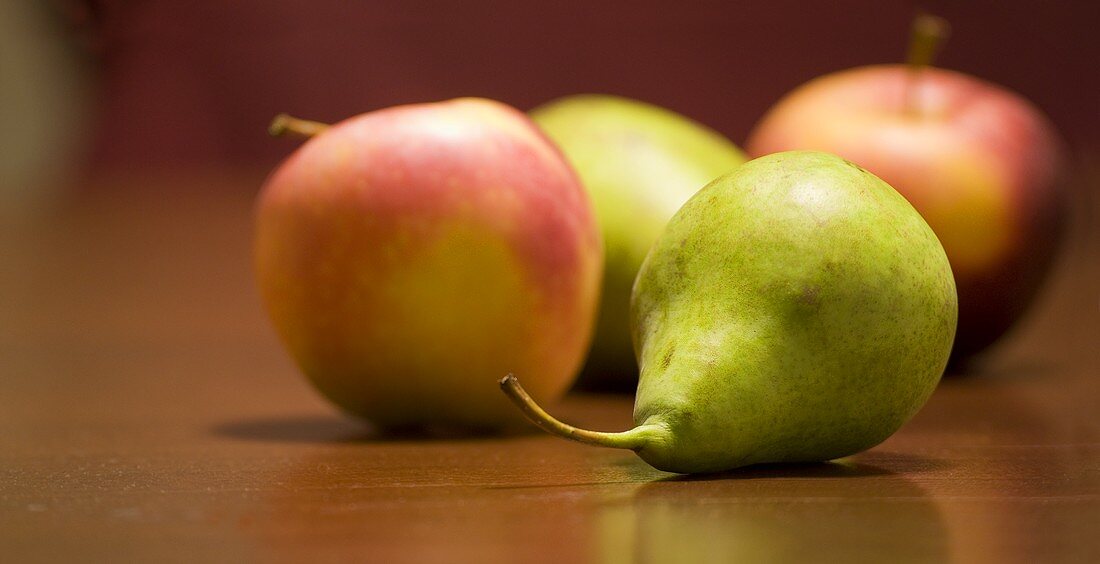 Äpfel und Birnen auf Tischplatte