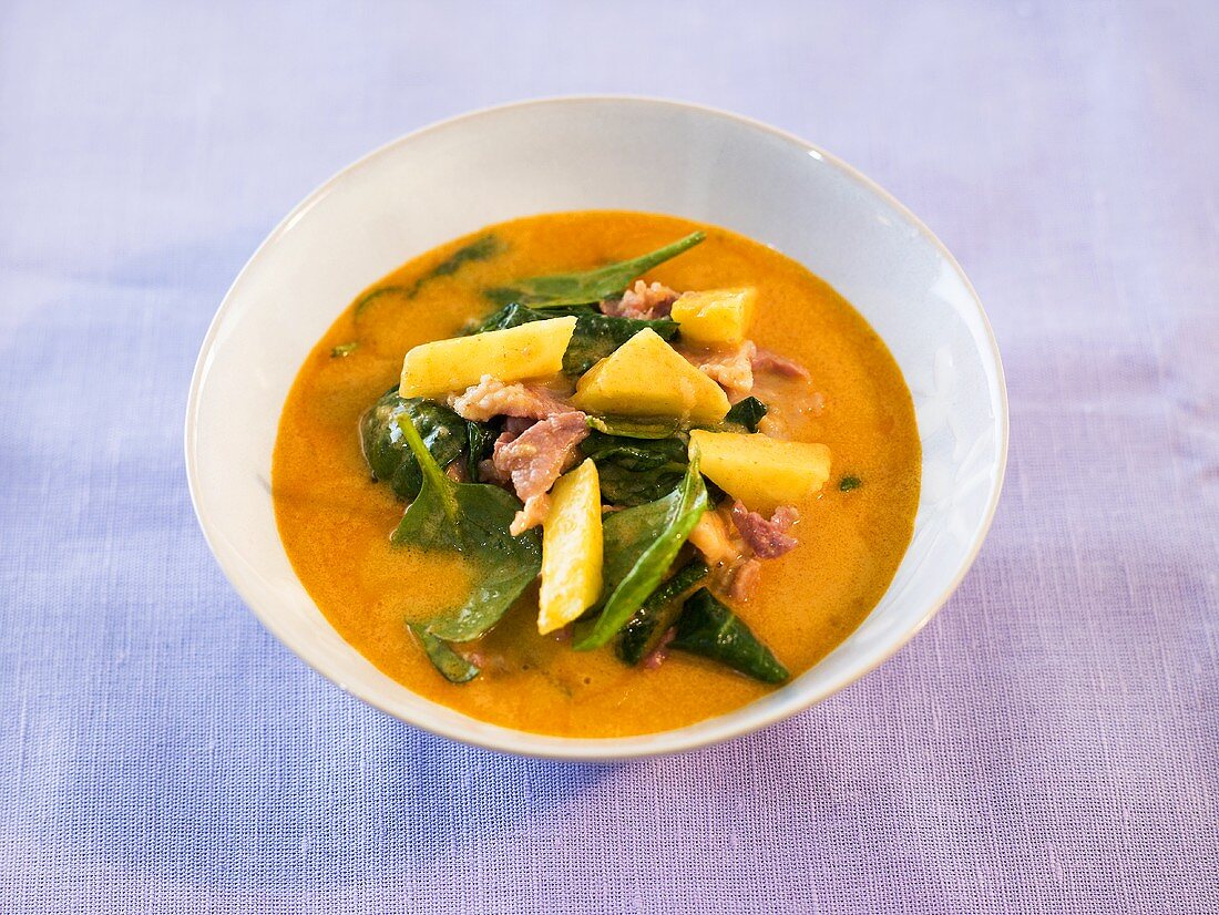 Currysuppe mit Ananas, Blattspinat und Schinken