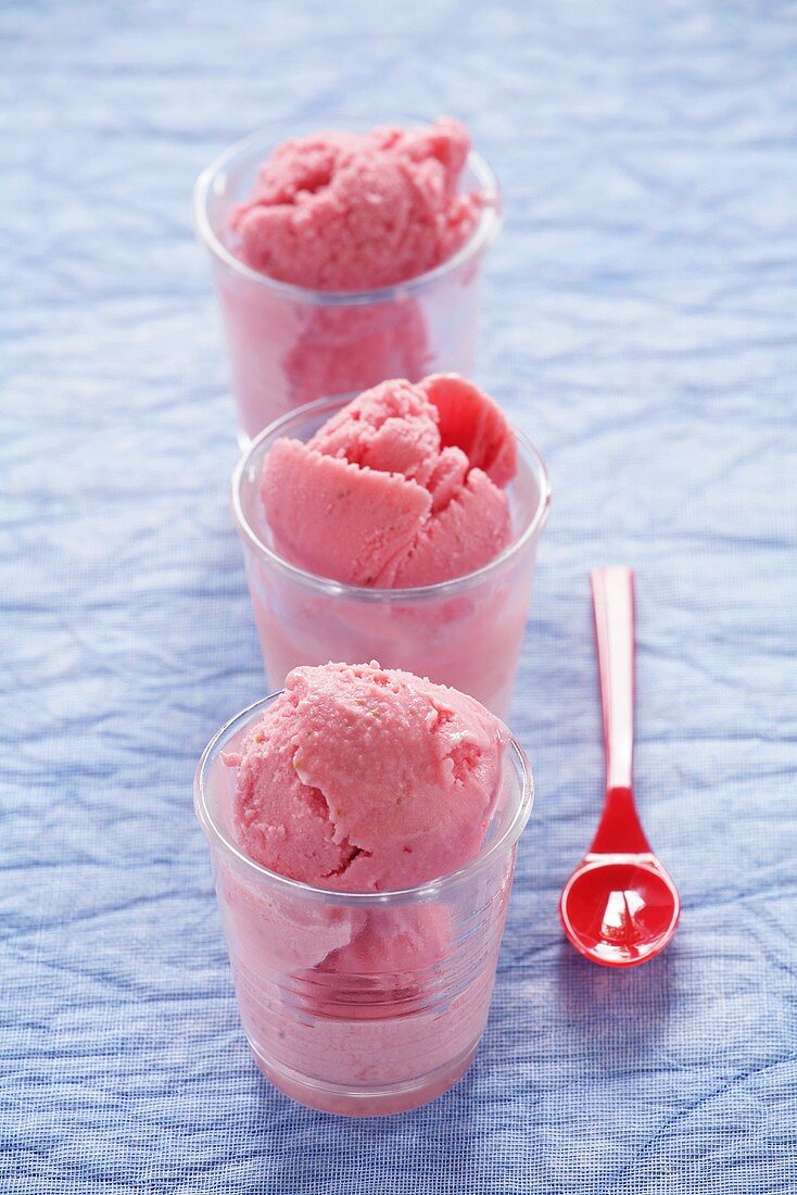 Erdbeer-Joghurt-Eis in Gläsern, Plastiklöffel