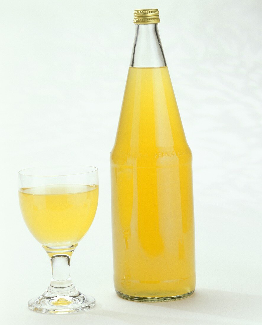Eine Flasche Orangensaft & ein Glas
