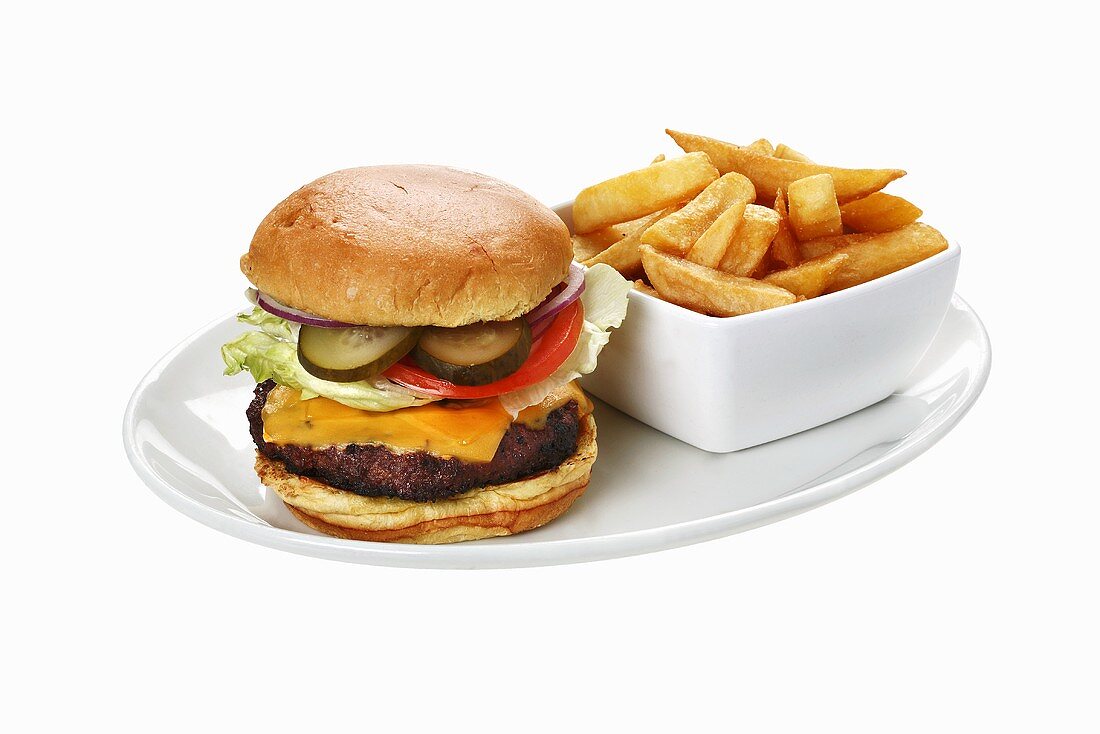 Cheeseburger mit Pommes frites