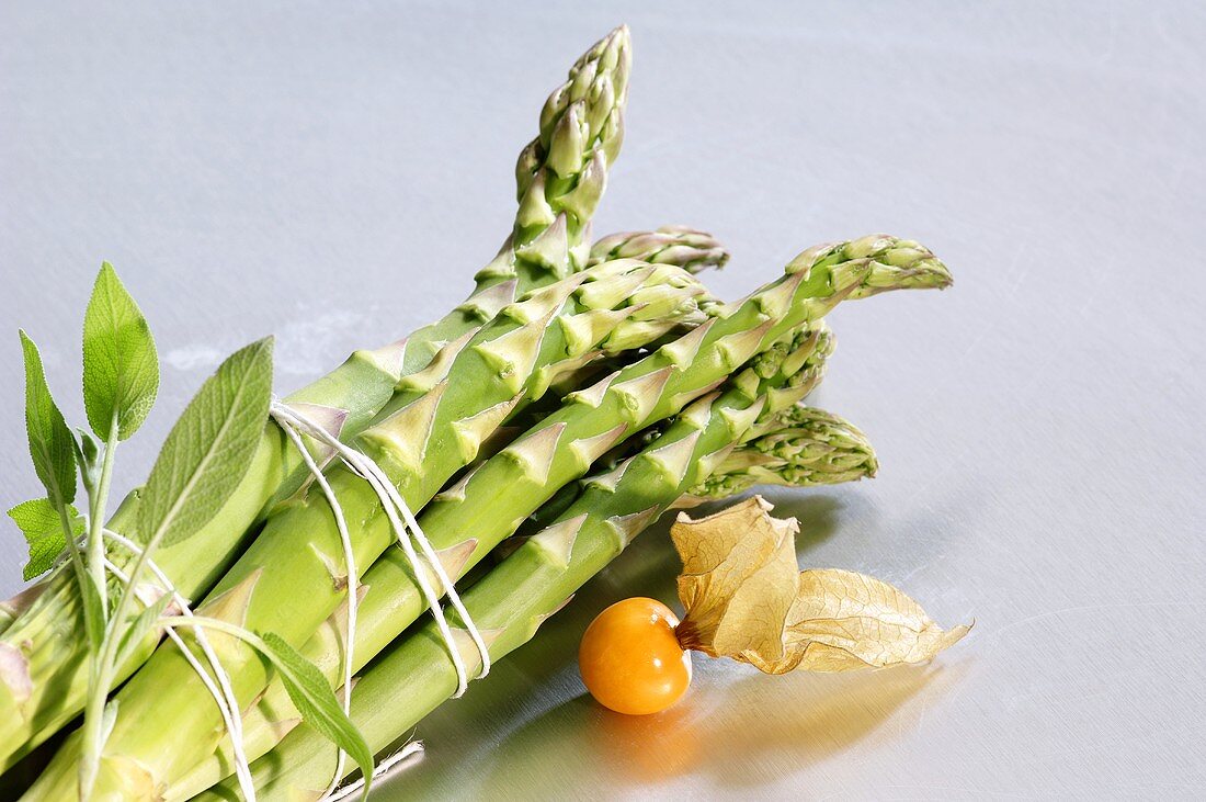 Green asparagus and physalis