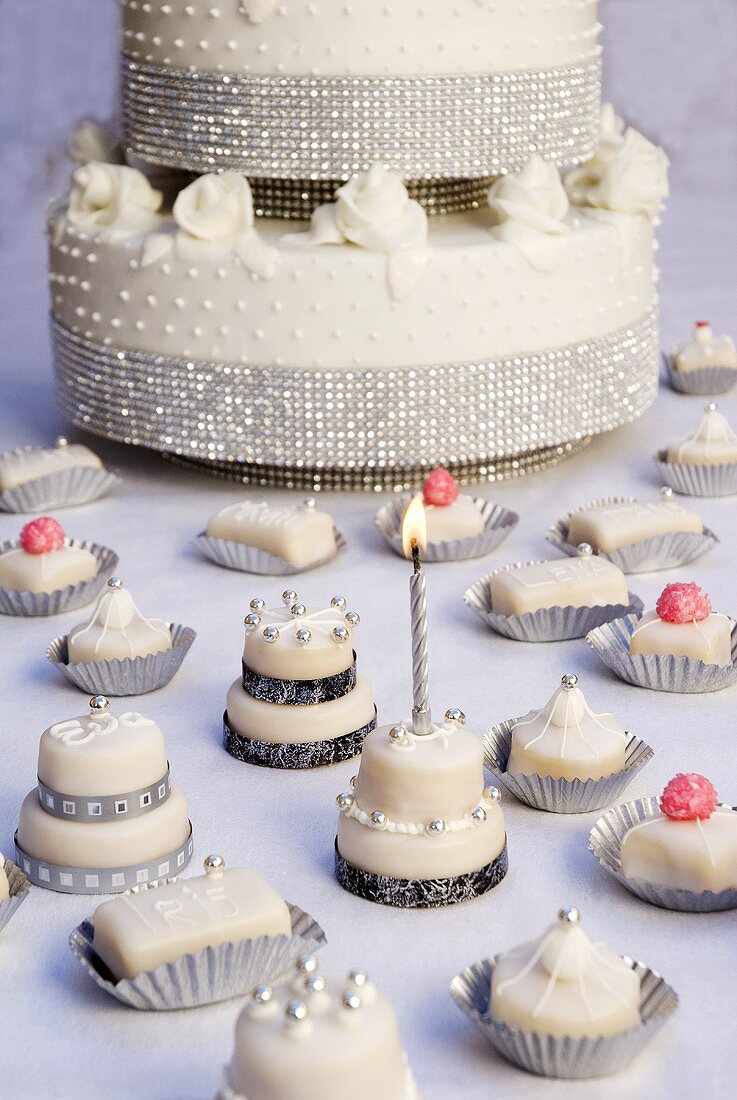 Hochzeitstorte und Petit Fours