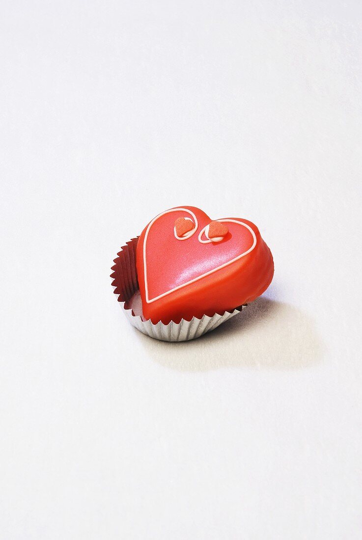 Petit four (red heart)