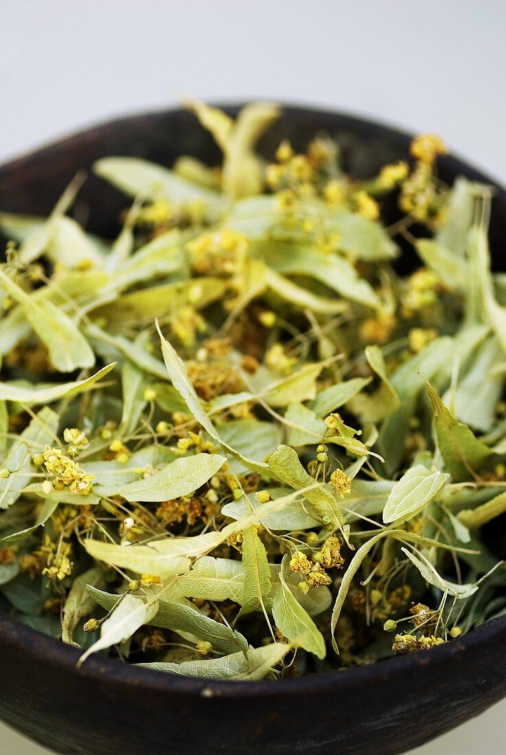 Dried lime flowers in dish (close-up)