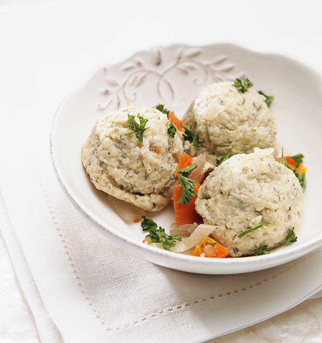 Matzeknödel mit Möhren und Petersilie