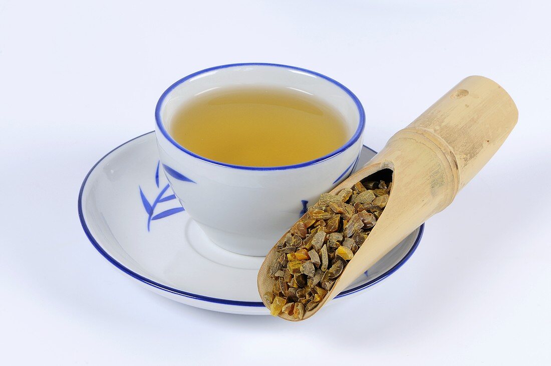 Kurkuma-Wurzel mit einer Tasse Tee