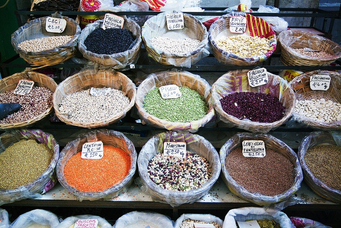 Hülsenfrüchte auf einem Markt in Italien