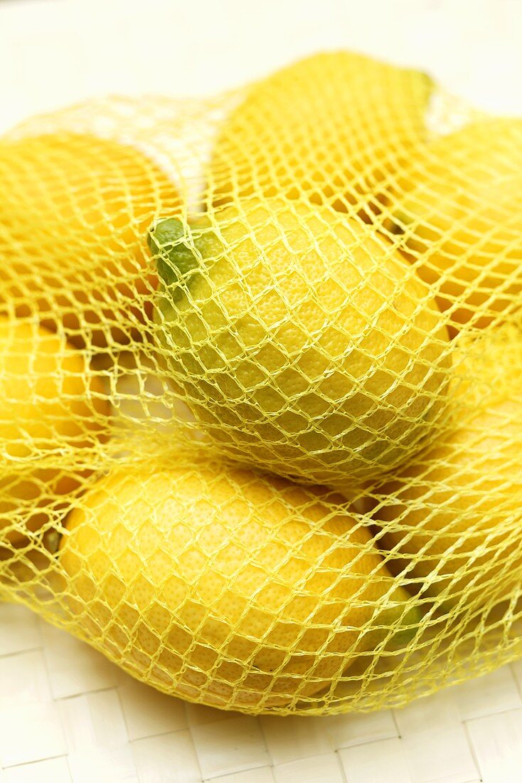 Mehrere Zitronen im Netz