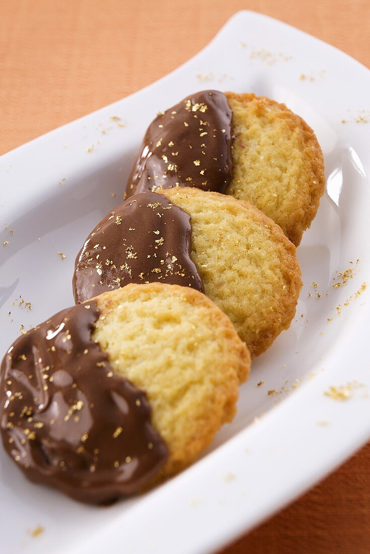 Butterplätzchen mit Schokoglasur und Goldpuder