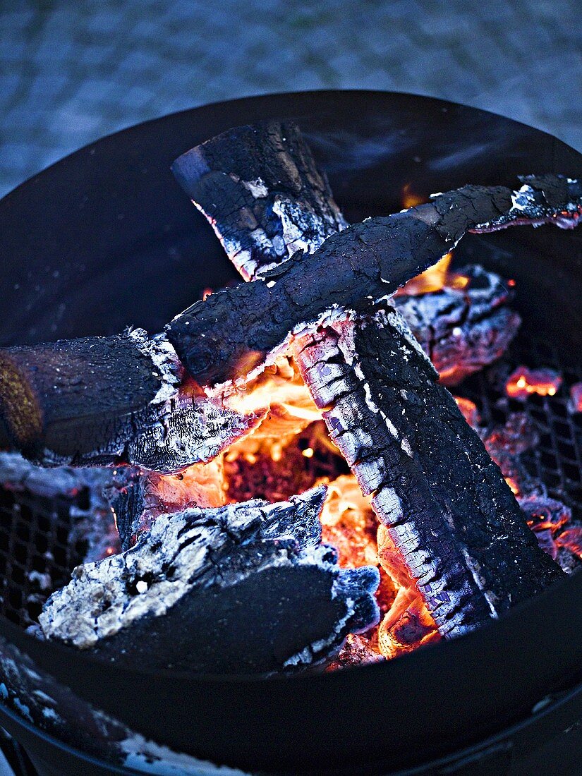 Glühende Holzkohle am Grill