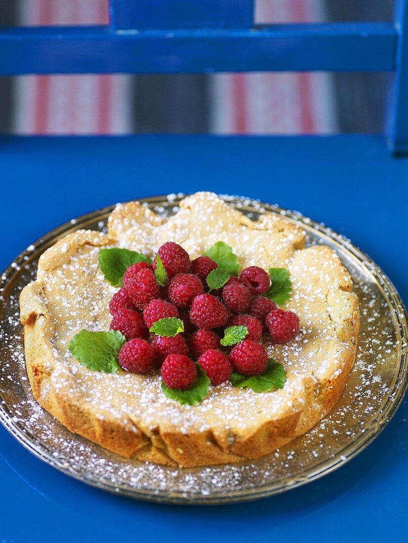 Mandeltorte mit Himbeeren (Schweden)