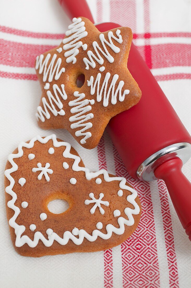 Gingerbread and rolling pin on tea towel