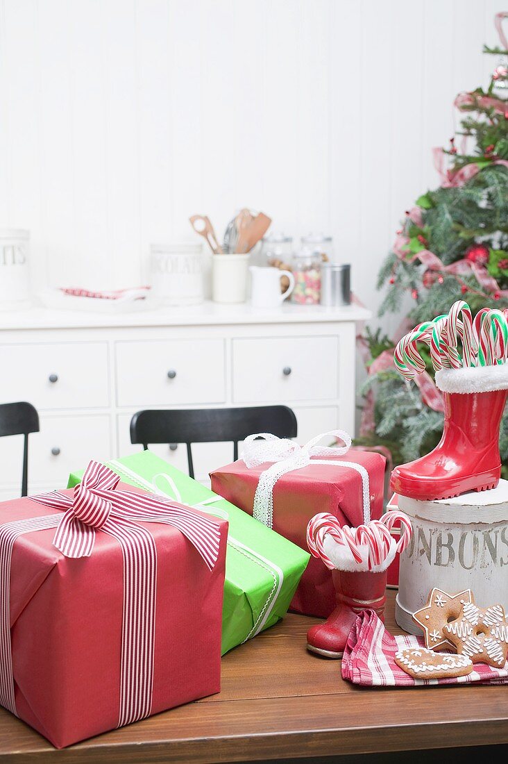 Weihnachtsgeschenke, Zuckerstangen, Lebkuchen auf Küchentisch