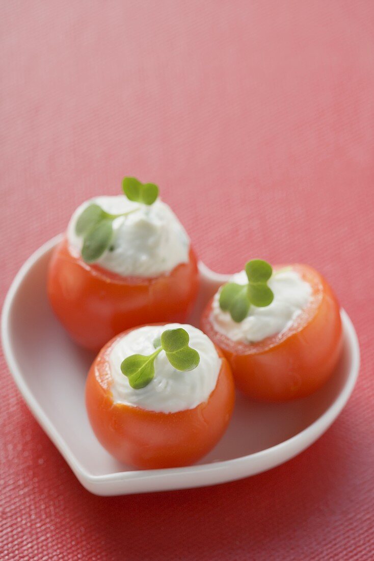 Tomaten mit Frischkäsefüllung in herzförmiger Schale