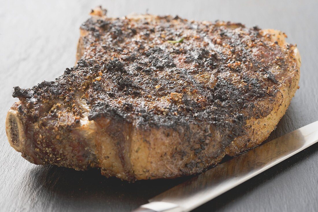 Würziges gebratenes Ribeye Steak mit Knochen
