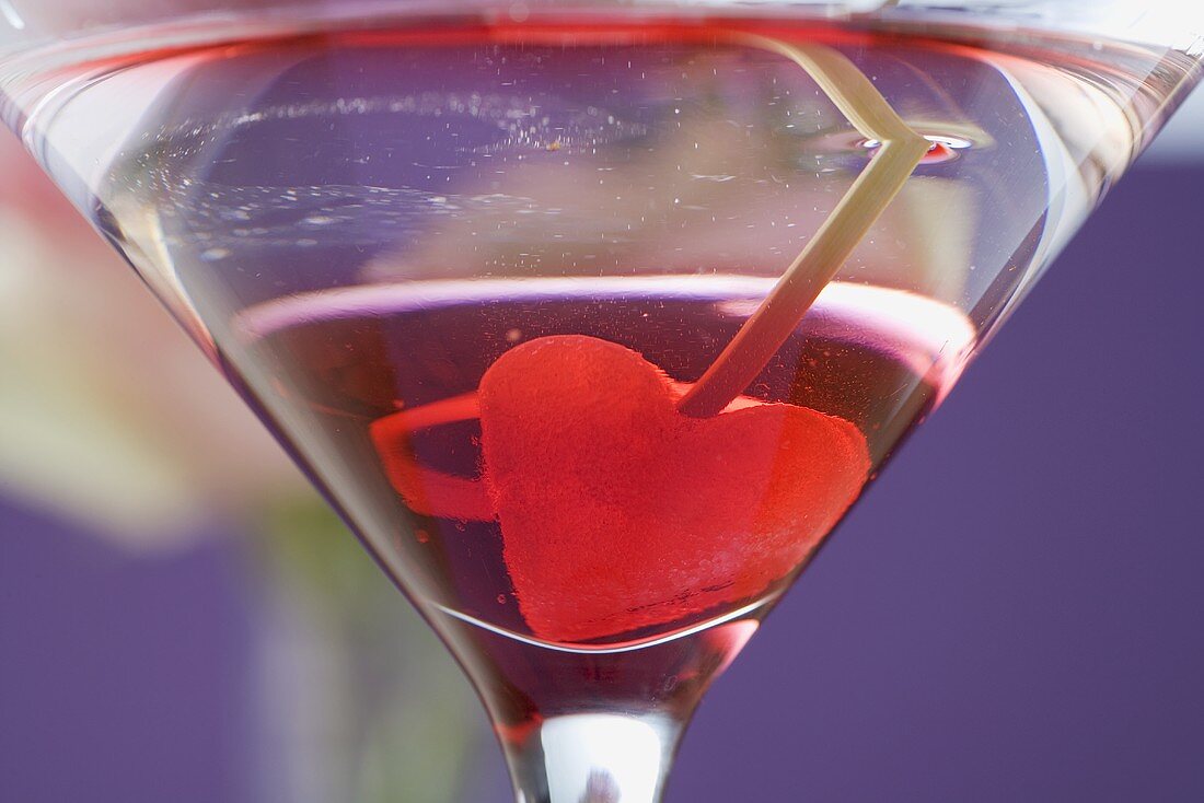 Martini mit Geleeherz im Glas (Close Up)